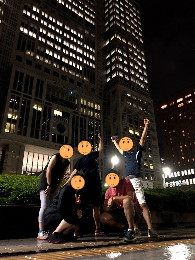 真下からだと、あまりに大きすぎて都庁がカメラに入りません。